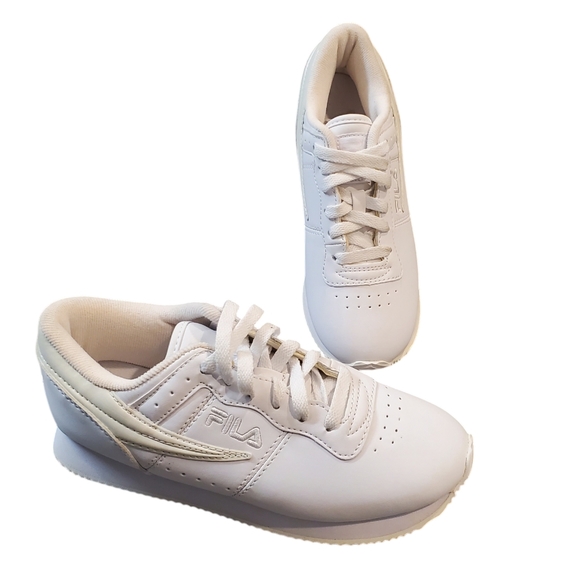 Fila Walking Shoes Womens Size 6.5 White Lace-up Low Top Sneakers - Picture 1 of 12